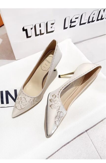 Chinese style high-heeled shoes with a slender heel for women