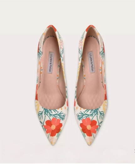 Printed high-heeled shoes with a slim and pointed design that exudes a niche temperament