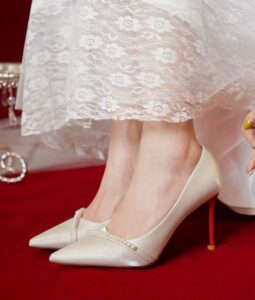 Wearing two high-end wedding dresses without tiring feet, engagement high heels