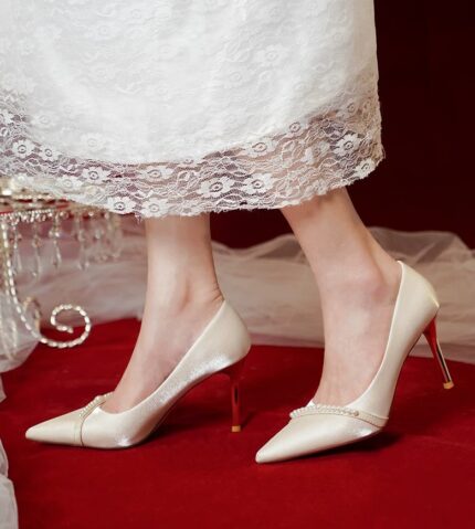 Wearing two high-end wedding dresses without tiring feet, engagement high heels