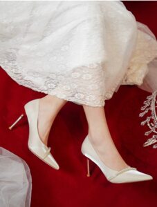 Wearing two high-end wedding dresses without tiring feet, engagement high heels