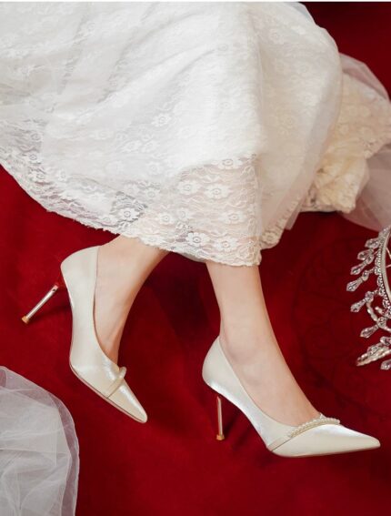 Wearing two high-end wedding dresses without tiring feet, engagement high heels